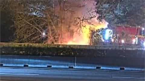 貨車衝匝道邊坡撞成火球！　車身分離2人死亡