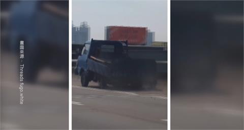 台74貨車後輪全爆繼續硬開！　鋁圈冒白煙場面驚險