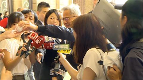 才說簽名球"不能賣"隔天上架　黃仁勳幽默回：要五五分帳
