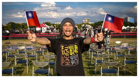 黃明志舉國旗高喊「民主自由萬歲」！網狂讚：比台灣藝人還像台灣藝人