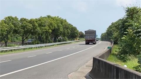曳引車網覆蓋不完全　路上「飛沙走石」煙霧瀰漫