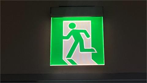 緊急疏散指示的「小綠人」竟然有名字…答案曝光網驚喊：原來他叫「這個」！