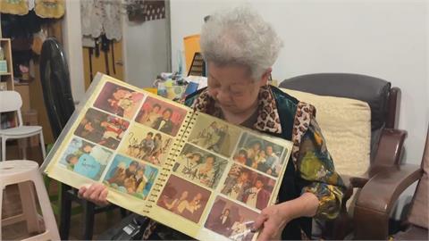 最資深追星族！　88歲阿嬤上百張巨星親簽收藏大公開