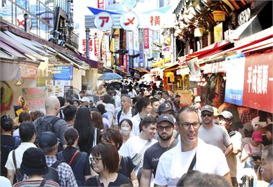 日本迎疫情降級後首個新年　阿美橫町喜迎採買人潮