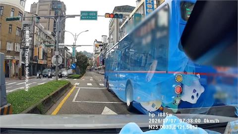 誇張！公車加速闖紅燈險撞人　疑司機「橫紋肌溶解」害身體無力