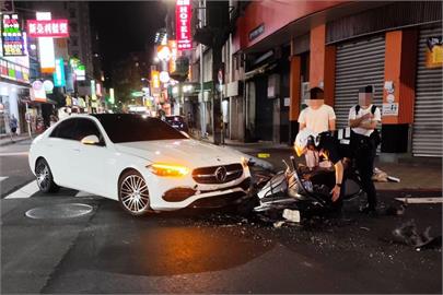 快新聞／這樣轉彎？新北泰山「賓士車切西瓜」撞1機車　騎士倒地哀嚎送醫急救