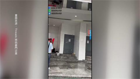西門町洗門風？男子裸上身跪地　「任人辱罵踹頭」　警逮3男送辦