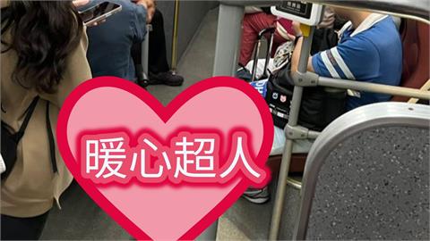 高中生搭公車「伸出超暖一腳」當肉墊！默默當阿北「車輪擋」暖舉感動7.5萬人