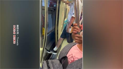 老外頻伸腳擋捷運關門　拖延列車啟動乘客氣炸