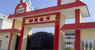 不准談戀愛？女大生遭家人騙進戒網癮學校　11天如坐牢經歷曝光