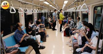 3外籍男北捷車廂「引體向上」影響乘客！　掀正反兩派論戰