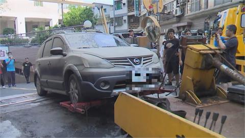 高雄三民區大樓800輛汽機車泡水　抽水機抽排三天