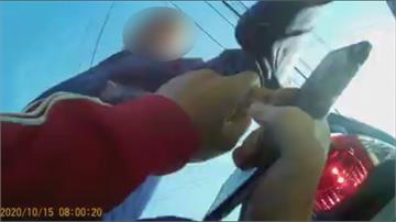不滿機車擋路 男鋁棒狂毆騎士
