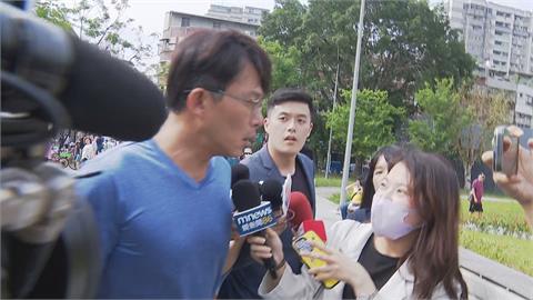 惱羞？黃國昌乘坐機車迎媽祖被爆違規　被問「這題」時發怒了