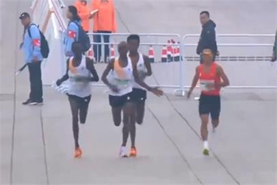 不能辱華？北京馬拉松大賽　3非洲跑者「疑蓄意放水」讓中國跑者奪冠