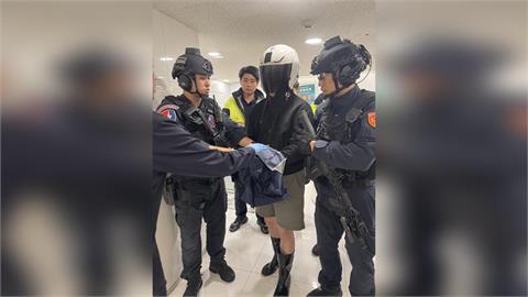 最新／31歲林男持假槍、假手榴彈搶劫北市東區中信銀行　法院裁定羈押禁見