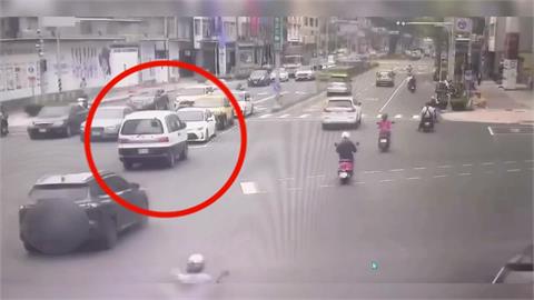 高雄警開警備車外出送公文　疑身體不適肇事對撞待轉3車