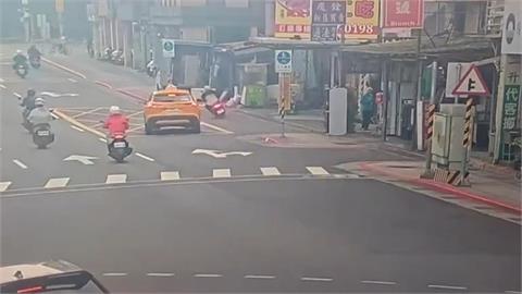 為閃小黃！騎士自撞違停貨車　再衝撞標誌桿「雙腿遭削斷」