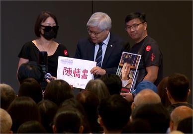 工殤家屬突襲台積電股東會！魏哲家收下「陳情書」致歉允諾改善