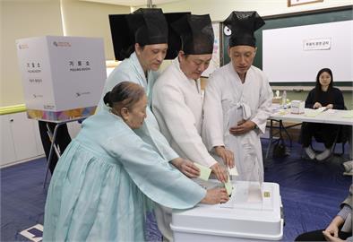 南韓國會延續「朝小野大」　共同民主黨獲過半席次