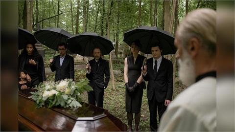 準備下葬突咳嗽！19歲印度腦死男「棺材前復活」嚇壞家屬