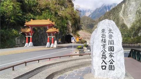 「東西橫貫公路」不見了　太魯閣牌樓被救災卡車撞壞