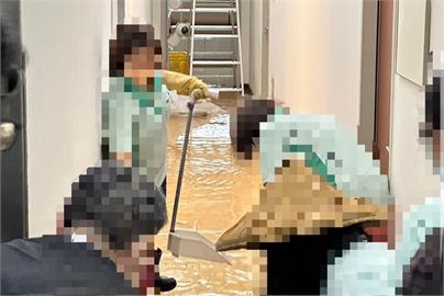 快新聞／立院中興大樓水管破裂「走廊變小河」　王鴻薇辦公室慘況曝光