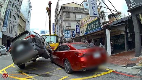 怎麼開的？兩車疊疊樂　兩車擦撞　休旅車衝轎車車頂
