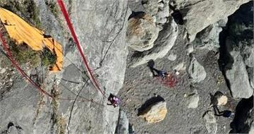 花蓮象鼻隧道驚傳巨浪吞人 女遊客遭捲入海命喪當場4人受困懸崖