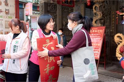 快新聞／農曆新春將至　民進黨新北黨部廣發春聯民眾瘋搶