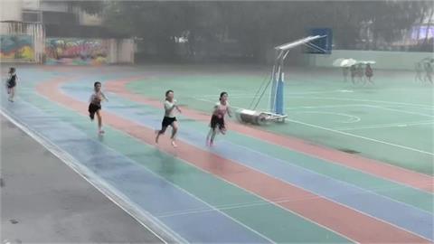 快新聞／踢爆小學生暴雨衝刺！洪婉臻臉書湧大量留言　網友竟喊：淋雨是大自然恩典