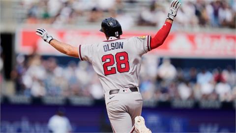 MLB(影)／現役超級鐵人！勇士強打歐森「連900場出賽」史上第8人開轟慶祝
