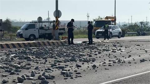 快新聞／嘉義東石台82線車禍！聯結車撞毀小客車後側翻　4人受傷