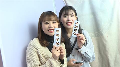 韓系拍貼機風潮吹進台灣！「人生四格照」30秒即出爐