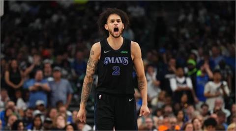 NBA(影)／忘了好兄弟已經被交易了　Doncic罰球進獨行俠前隊友拍手場面尷尬