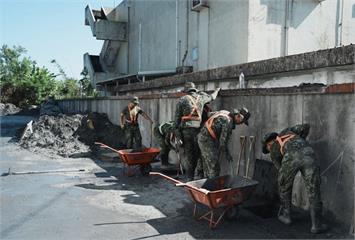 鏟子超人沒份！   賑災基金會自掏腰包「救災志工百萬保險」有條件