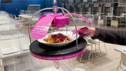 減少人與人接觸 冬奧媒體餐廳用機器送餐 