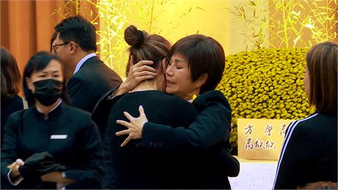 永遠的石英爸爸人生謝幕！　"鳥來嬤"吳敏哭紅眼.澎恰恰磕頭送別