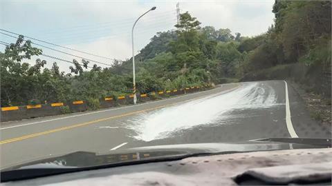 載運油漆不慎釀禍？　南投延溪公路遭白漆覆蓋逾百米