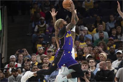 NBA(影)／比劃半天還被蓋！湖人明星主控羅素讓總教練JJ場邊氣炸摔椅