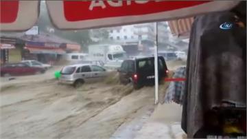 9分鐘下3小時雨量！ 洪水沖毀土耳其安卡拉車輛