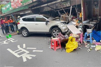 快新聞／又一樁！北市迪化街「休旅車撞2攤販」　杏仁茶攤老闆娘受傷