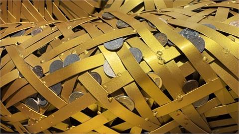 紫南宮金雞「塞滿硬幣」　廟方解惑：用來祈福許願