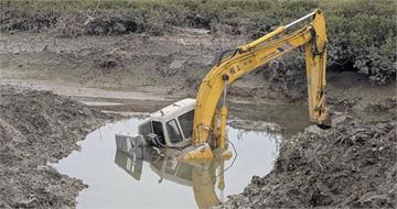 金門怪手浯江溪除草「泥足深陷」　已抽空油箱防污染縣府研擬拖離方案