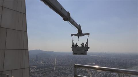 南韓最高「樂天世界塔」　作業員凌空擦玻璃