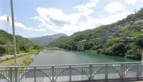 快新聞／新店警消翻船5人落水　勇消吳恩碩救人遭壓湖底「35強心針救不回」
