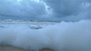嚇人！印度海灘出現大量泡沫 接觸皮膚恐遭毒害
