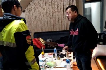 男子心臟病發作車停路中 員警發現及時救援