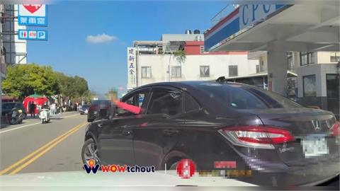 不滿前車禮讓行人！　惡駕駛逼車攔停比不雅手勢咆哮