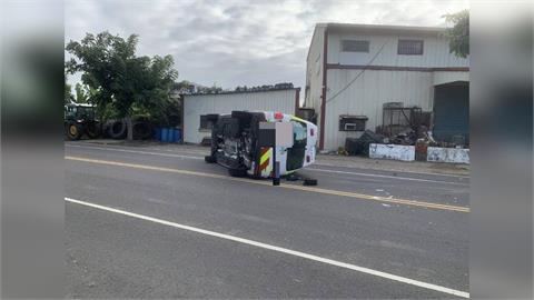 嘉義救護車鳴笛過路口　遭女駕駛攔腰撞翻3人輕傷